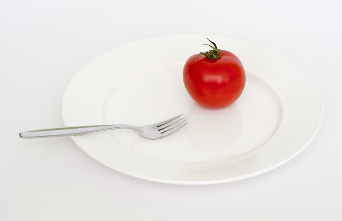 tomates avec une fourchette sur une assiette