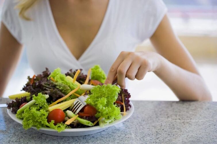 mangez de la salade de légumes dans votre régime préféré